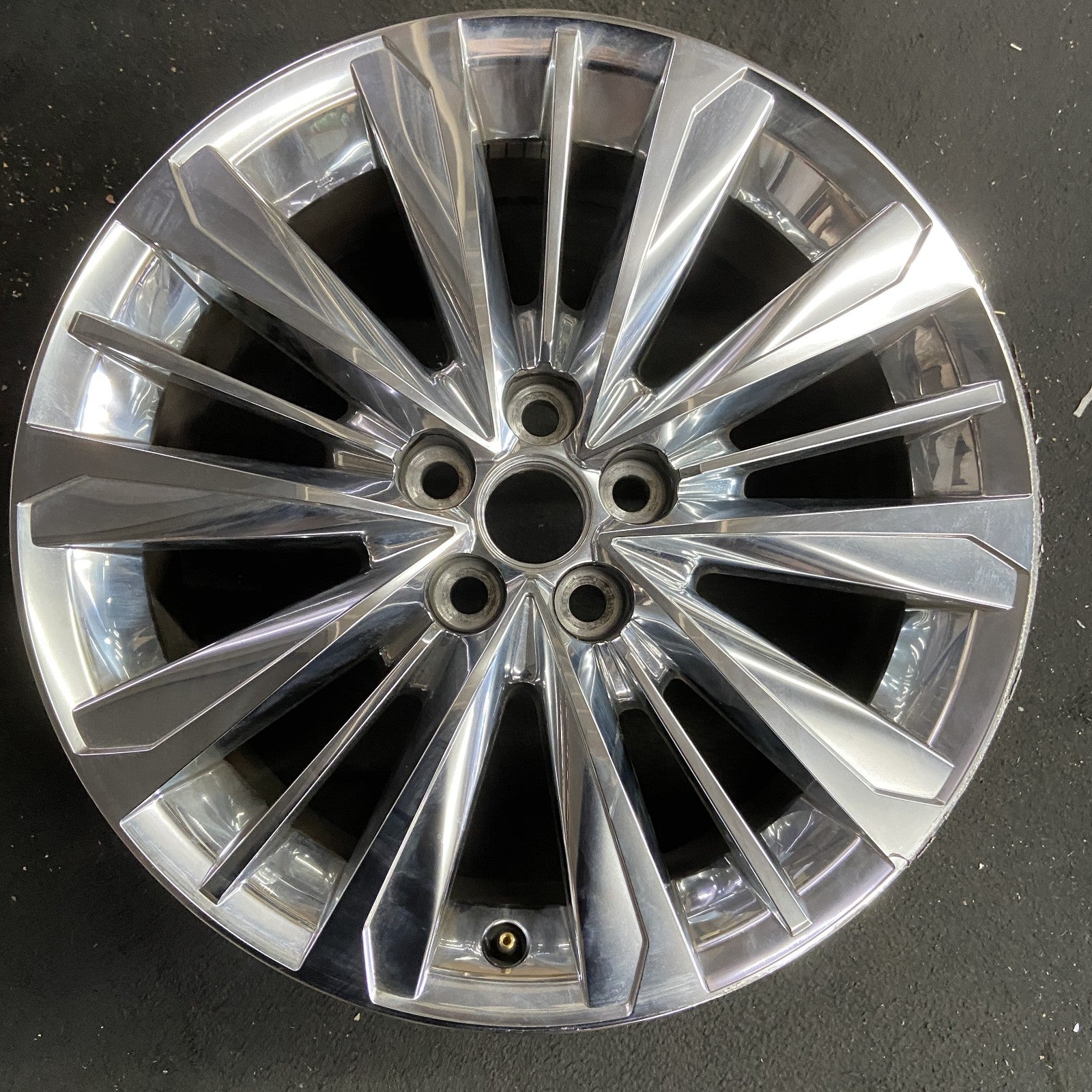 thumbnail image 2 of Toyota Highlander 2020-2022 OEM 20" Wheel Rim - 8 2 of 5