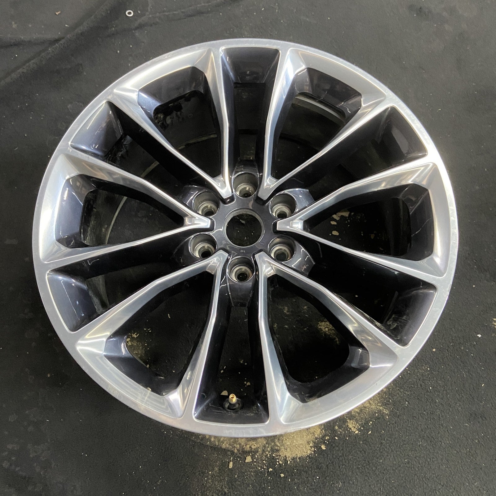 Jeep POLISHED CHARCOAL WAGONEER OEM Wheel 22x9 Inch 2022-2024 4755412AB ...
