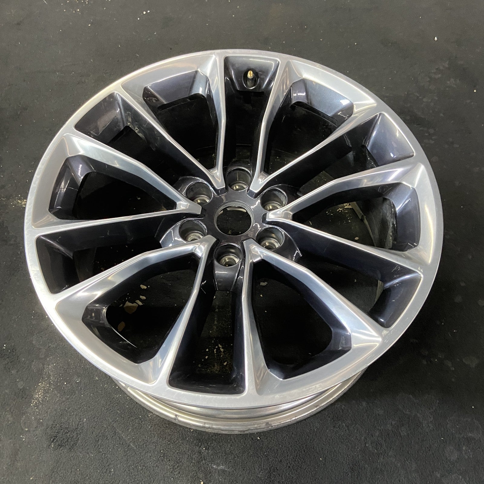 Jeep POLISHED CHARCOAL WAGONEER OEM Wheel 22x9 Inch 2022-2024 4755412AB ...